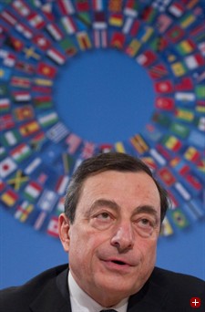 Ein Mann mit Rückgrat? Der neue EZB-Präsident Mario Draghi steht vor einer schwierigen Aufgabe - die EZB hat hat die eigene Unabhängigkeit aufgegeben